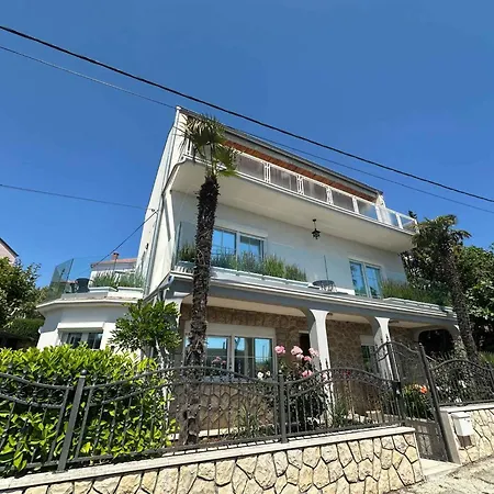 Apartment In 53742