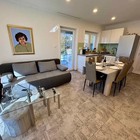 In 53742 Apartman *